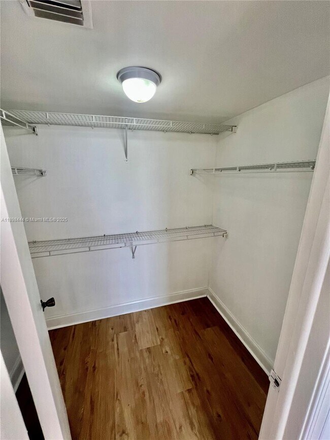 Building Photo - 770 Claughton Island Dr