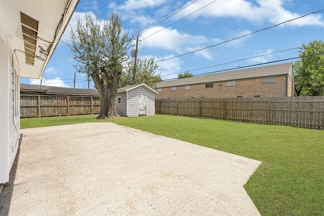 Building Photo - 3816 Newton Dr