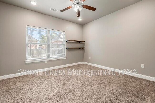 Building Photo - 4402 SW Alfalfa Ave