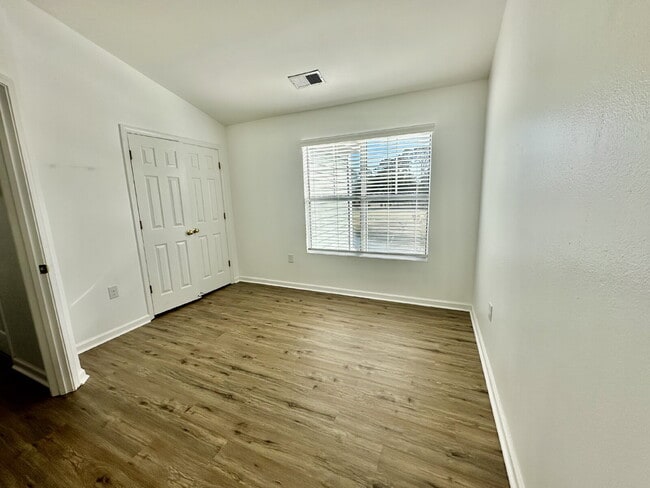 Building Photo - Spacious Three Bedroom Townhome in Old South!