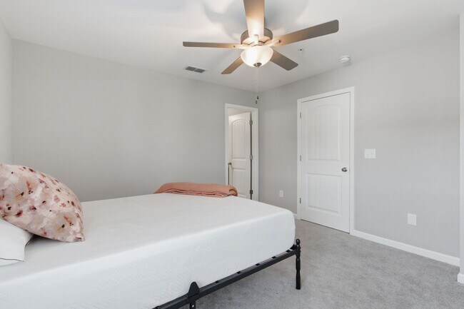 Building Photo - 220 Ruth Wy