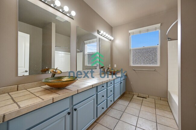 Building Photo - Beautiful 4 beds and 3 baths Modern Home Ready for Rent!