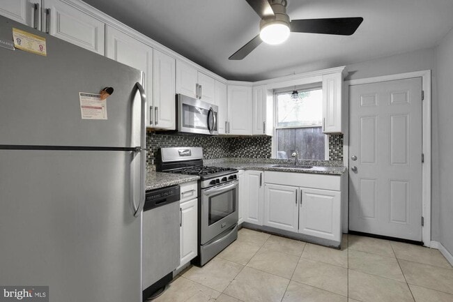 Building Photo - 443 Emily St