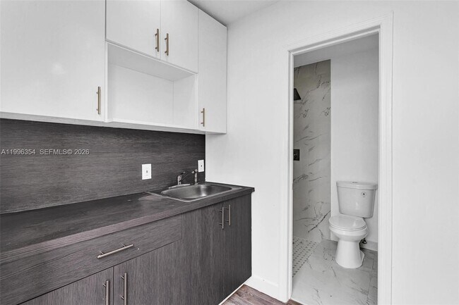 Building Photo - 6640 Evergreen Dr