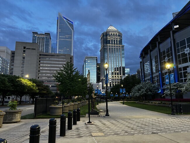 Building Photo - 805 Woodruff Pl