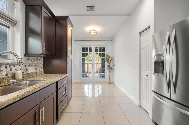 Building Photo - 1139 NE 3rd Ave