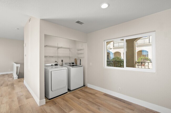 Building Photo - Stunning Remodeled Condo with Views in Banker's Hill