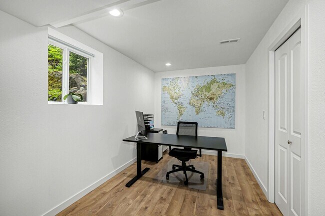 Building Photo - 5bd/2.5ba Bellevue Home