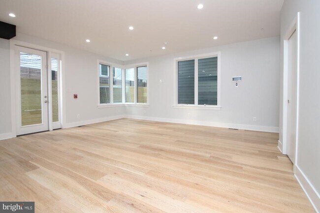 Building Photo - 810 N Uber St