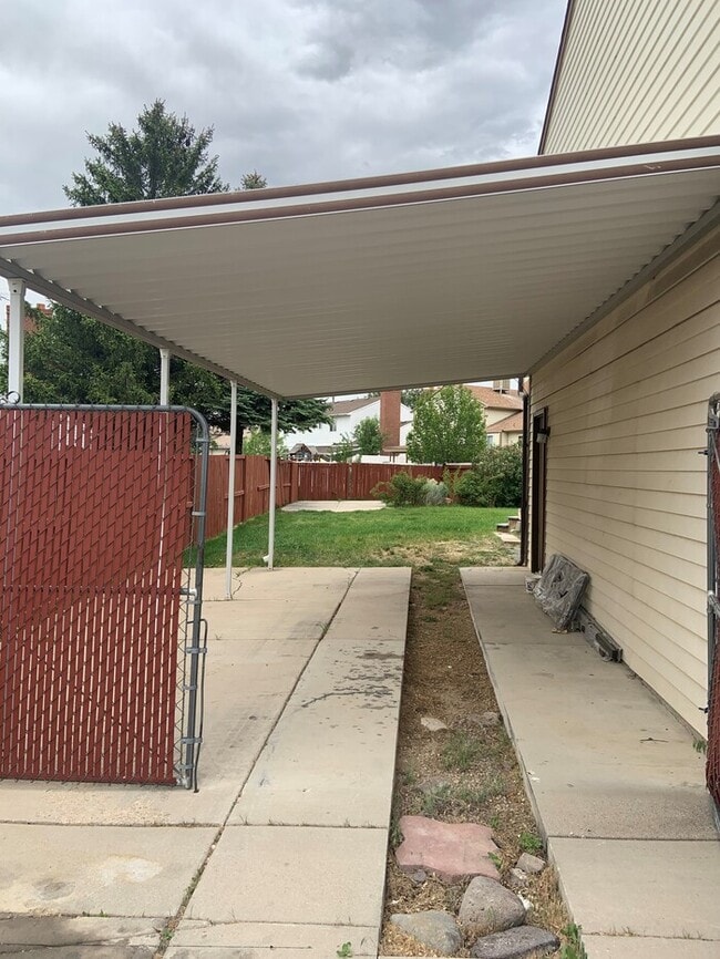 Building Photo - Spacious Sandy 3 Bedroom!