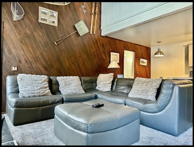 Building Photo - Stylish 2-Bed + Loft Mountain Condo in San...