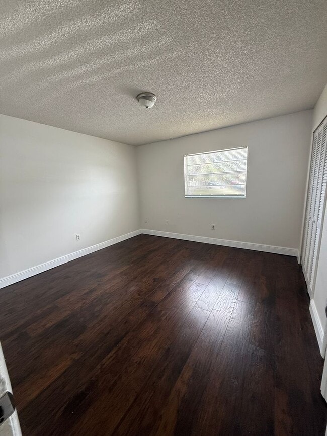 Building Photo - Triplex centrally located in Fort Pierce