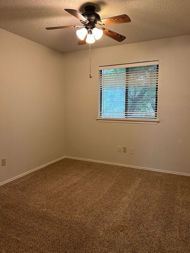 Building Photo - Beautiful 3 Bedroom, 2.5 Bathroom Townhome...