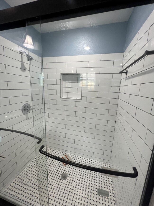 Building Photo - 7613 Lady St