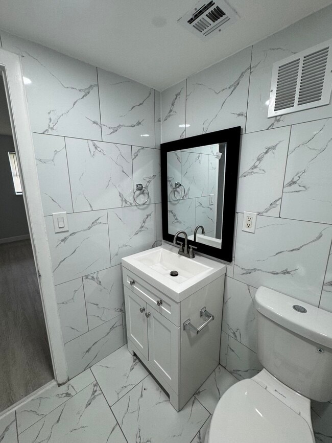 Building Photo - 7820 S Colony Cir