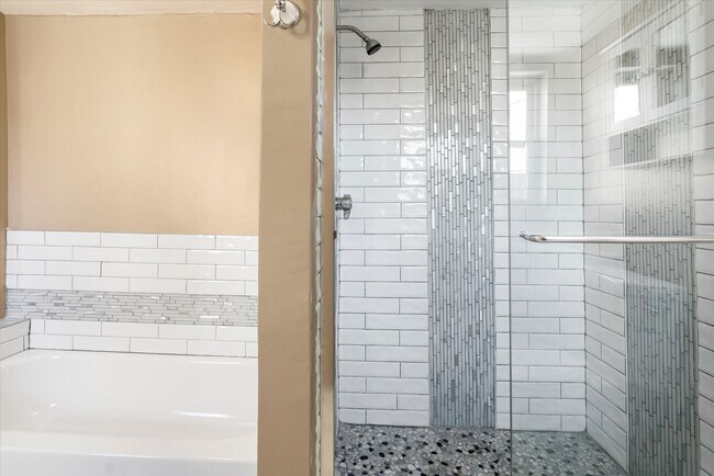 Building Photo - 424 S Eden St