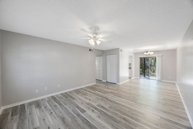 Building Photo - The Oaks at Safety Harbor 3 bedroom 2 bath