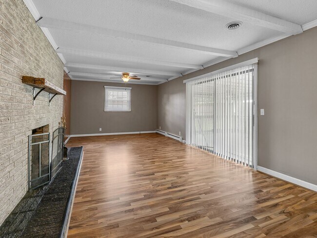 Building Photo - Spacious 2 bedroom 1.5 bathroom home in th...