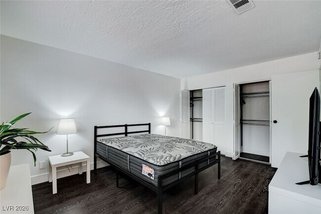 Building Photo - 945 Vegas Valley Dr