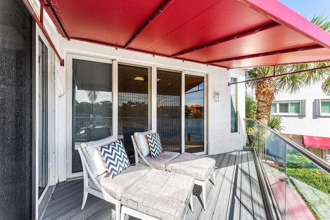 Building Photo - 811 Palm Trail