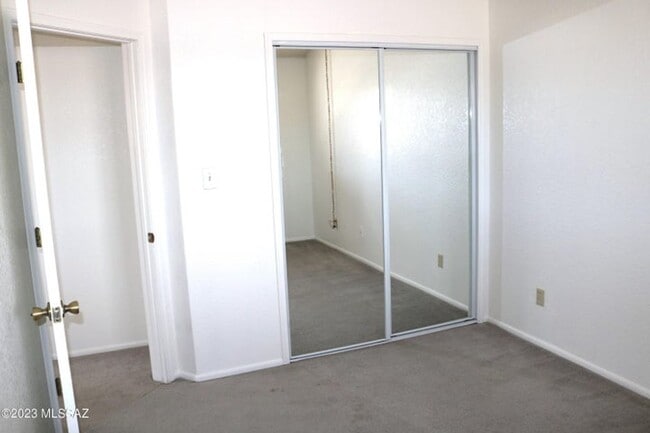 Building Photo - Nestled in a convenient NW neighborhood