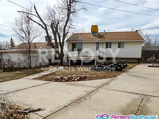 Building Photo - 327 Leona Dr