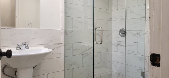 Building Photo - "Charming 2-Bed, 2-Bath Gem with Hardwood Floors in Vibrant Minneapolis!"