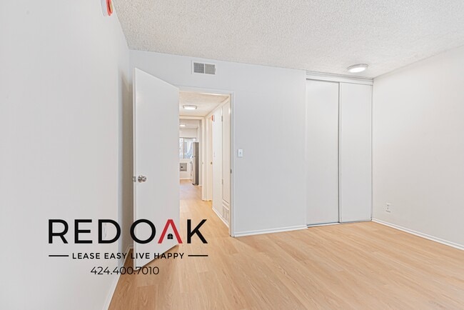 Building Photo - Cheerful One Bedroom with Central Heat & A...