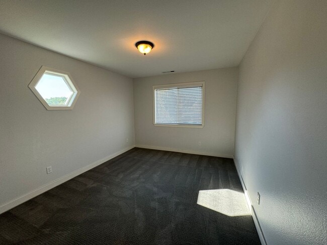 Building Photo - Beautifully Updated 3 Bed/2.5 Bath Townhom...