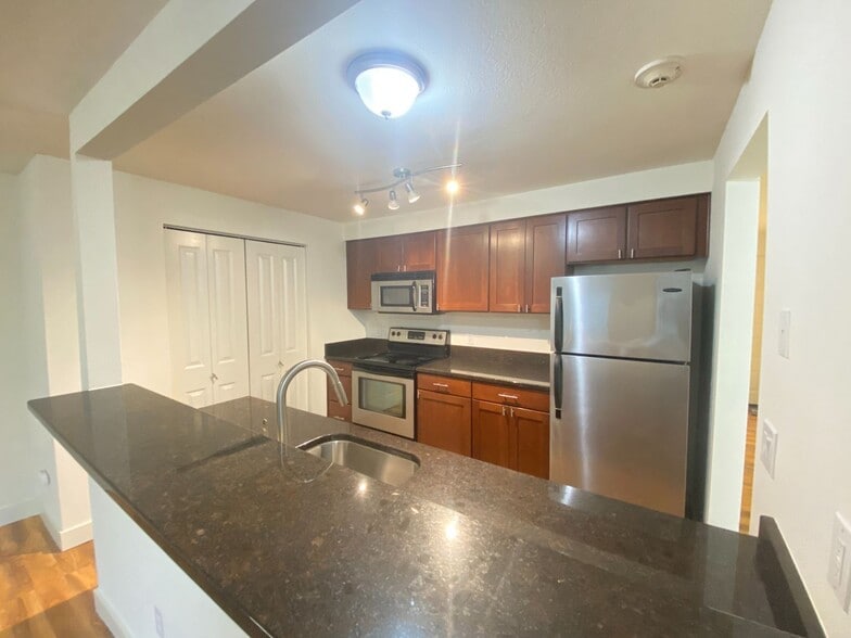 Building Photo - Fantastic location for this spacious 2 lev...