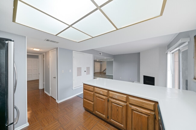 Building Photo - 10958 Crown Park