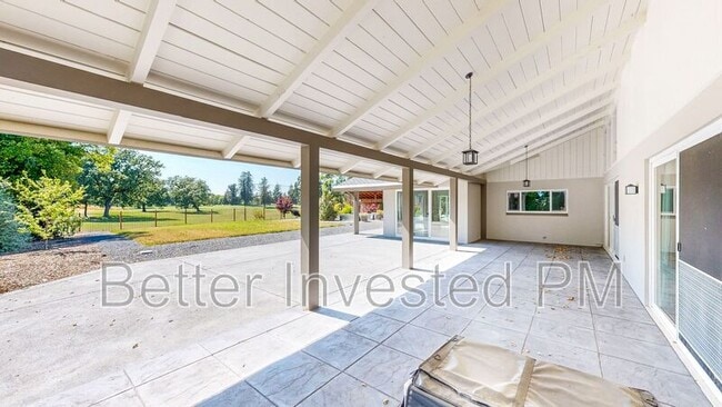 Building Photo - 475 Country Club Dr