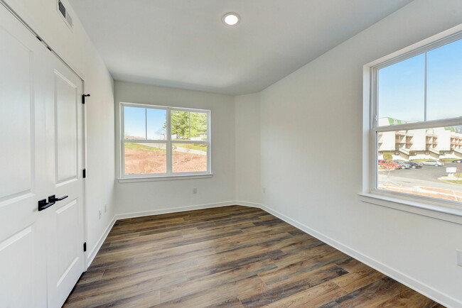 Corner Bedroom | Alcove at Forest Lane - Alcove at Forest Lane