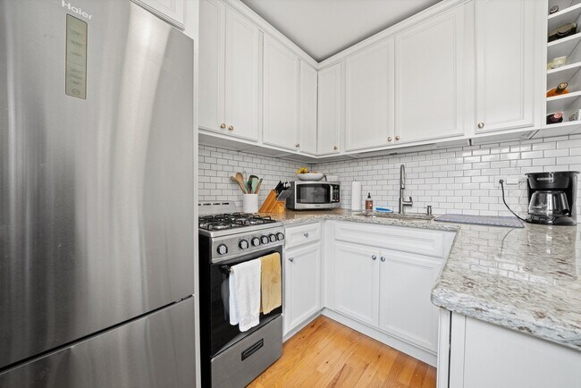Building Photo - 515 W Wrightwood Ave