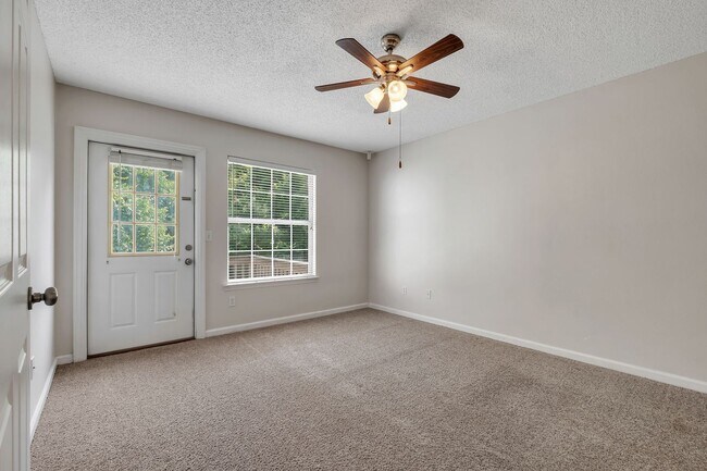 Building Photo - NE Tallahassee Townhome with Community Pool