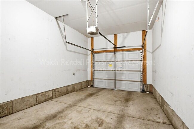 Building Photo - 672 E Clearwater Dr N