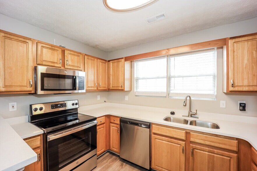 Building Photo - 220 Willow Springs Dr