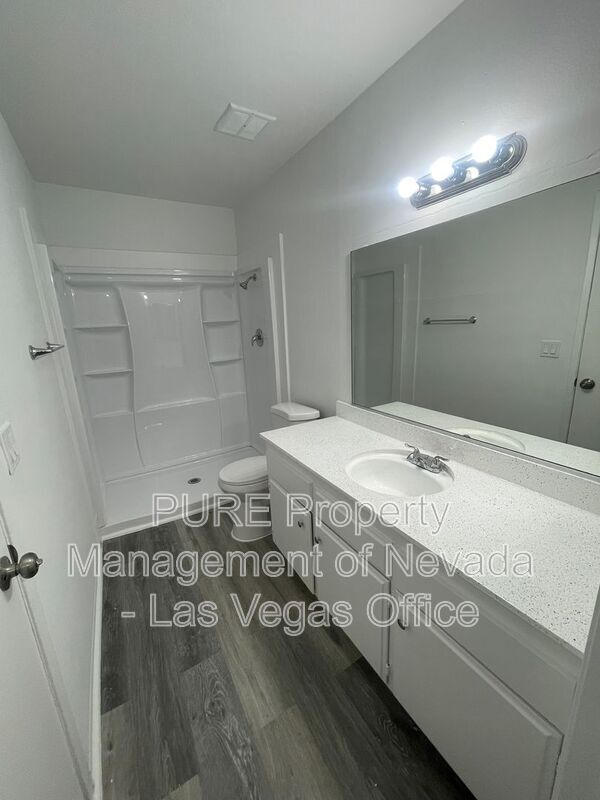 Building Photo - 1405 E Vegas Valley Dr