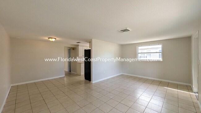 Building Photo - Cute 2 Bedroom/1 Bath Duplex Near Downtown Sarasota