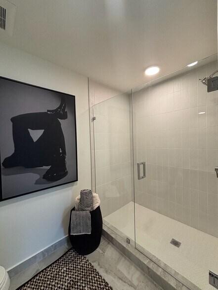 Building Photo - 221 NE 26th Ter