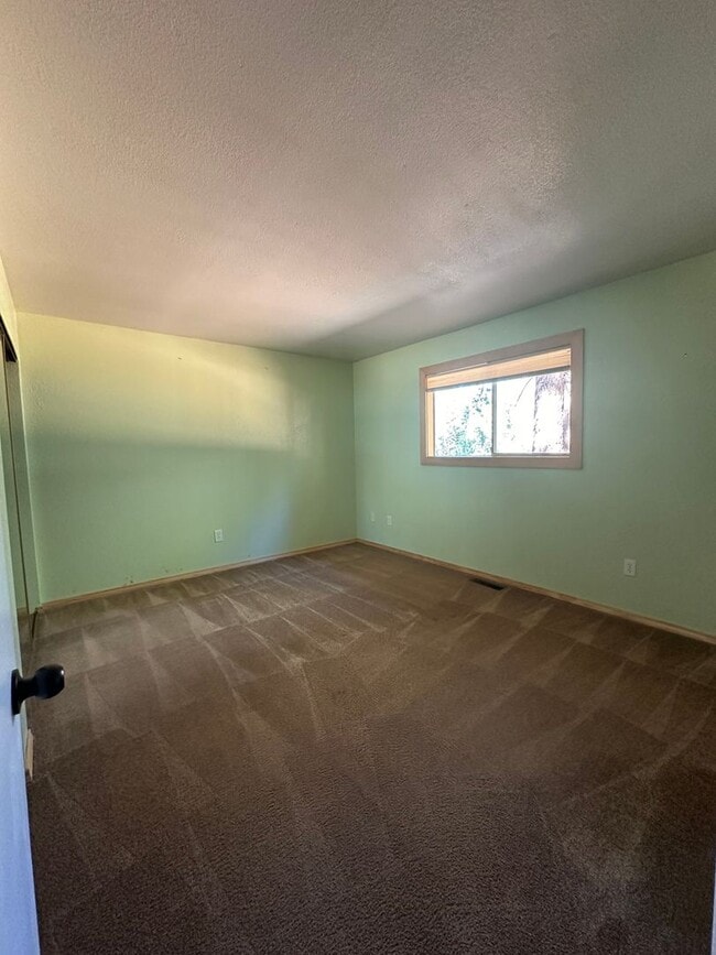 Building Photo - Well Kept Home in Quiet Neighborhood with ...