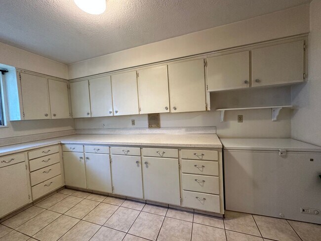 Building Photo - 4 bed 2.5 bath home in Rexburg with GAS AN...