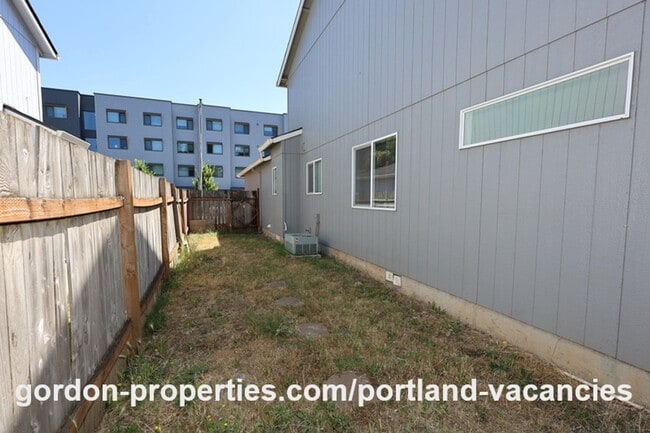 Building Photo - SE 121st Ave- 3 bedroom townhome with gas fireplace