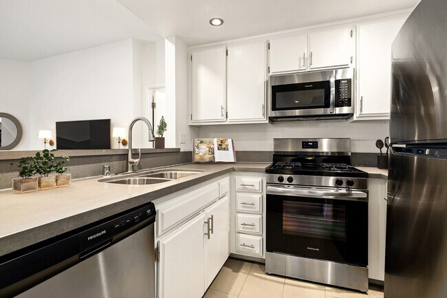 Building Photo - Cahuenga Heights