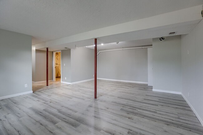 Building Photo - Must See Updated Bellevue Home!!