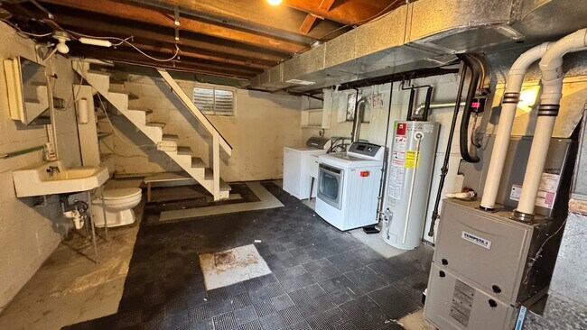 Building Photo - 119 Highview Dr