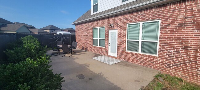 Building Photo - 3 bedroom 2.5 bath / Community pool / 2 ca...