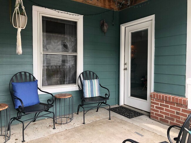 Building Photo - January 2026 (18-month lease) of FALL 2026 (12-month lease) $3,300/month for ENTIRE UNIT! Great l...