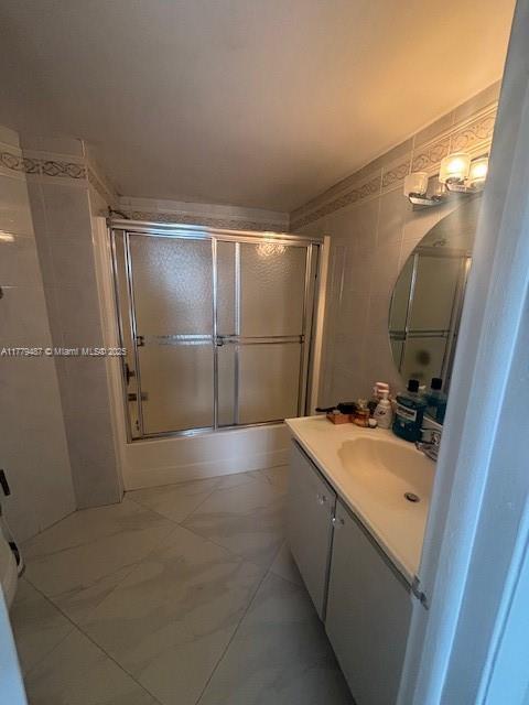 Building Photo - 9425 Fontainebleau Blvd