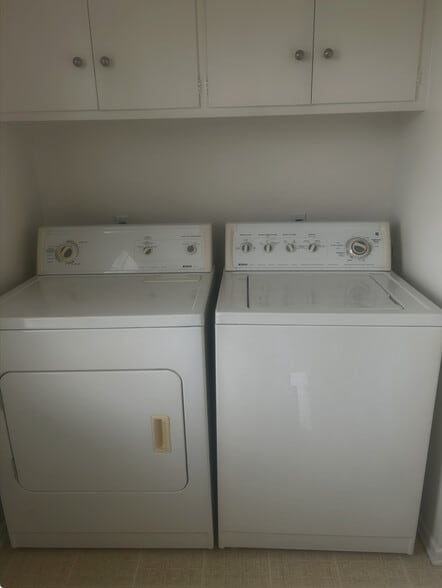 Washer Dryer - 4452 W Kling St